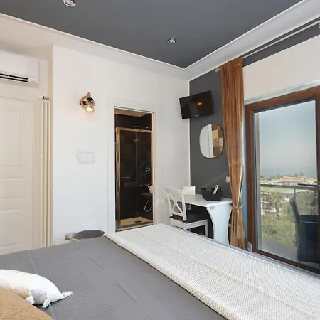 Luxe Sur Bed & Breakfast 4*