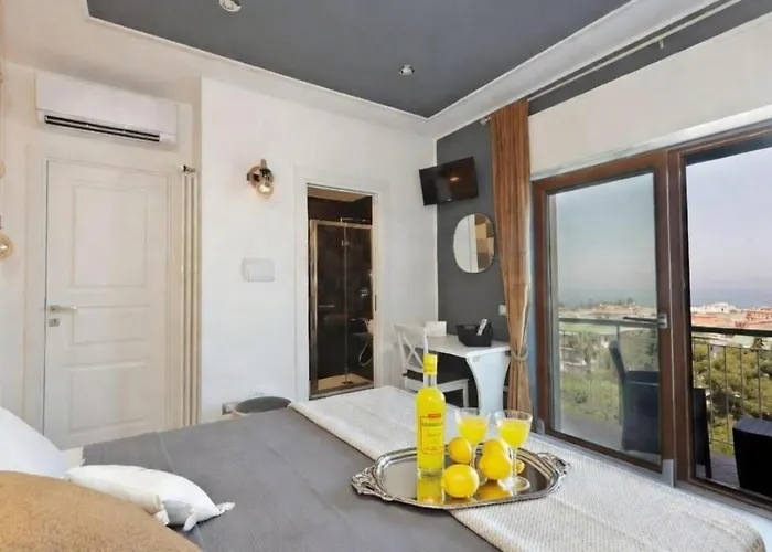 Luxe Sur Bed & Breakfast 4*