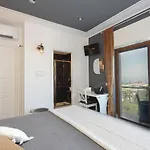 Luxe Sur Bed & Breakfast 4*